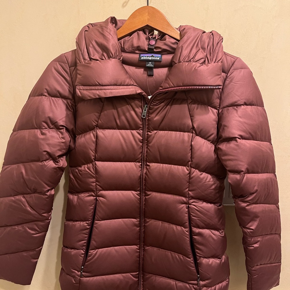 Womens burgundy Patagonia hooded puffer